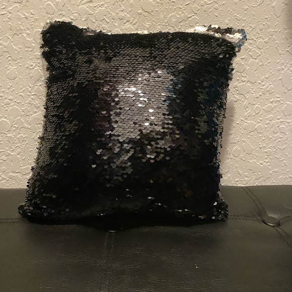 Sliver & black sequence throw pillow - Picture 2 of 4